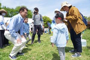 長内市長が子どもと話している写真