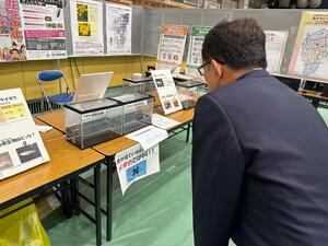 外来生物の展示を見学する市長