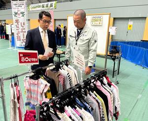 こども服リユースの展示ブース