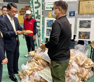 廃棄されるパンの展示