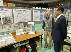 展示見学の様子