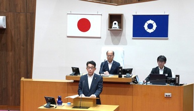 所信を表明する長内市長