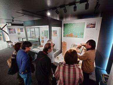 展示解説の様子