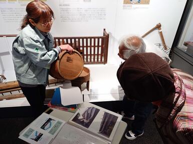 展示解説の様子