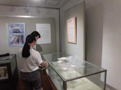 展示資料を並べる