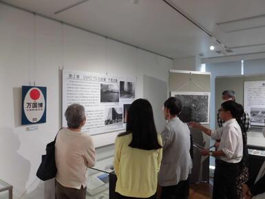 展示解説の様子