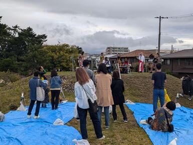 パフォーマンスに参加する観客