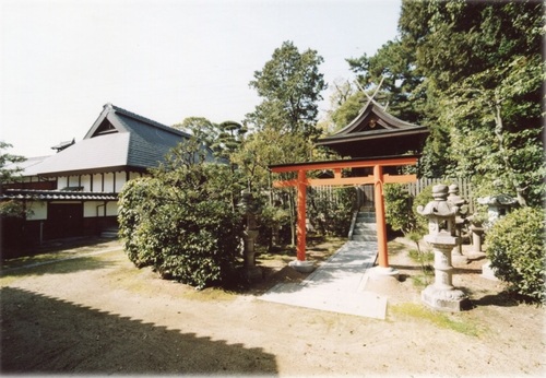 主屋と本殿