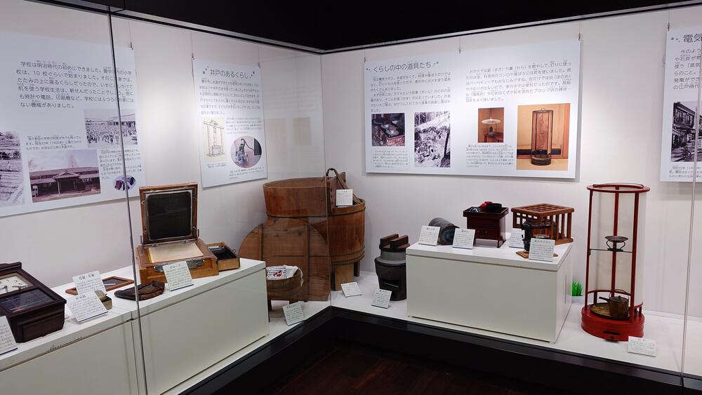 展示風景。井戸水を使い、油や炭を燃やしていたころの道具たち