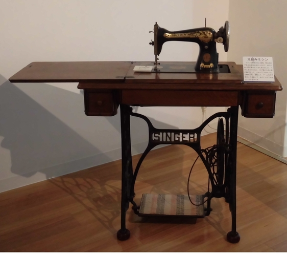 足踏みミシンの写真