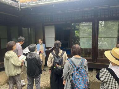 西山氏庭園　修理現場説明会の写真（主屋）