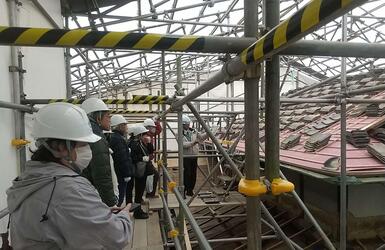 西山氏庭園離れの修理現場説明会の写真