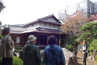 今年度の西山氏庭園　修理現場説明会の写真