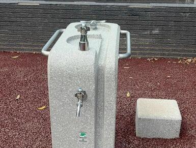 バリアフリーの水飲み場の画像