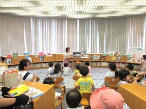 えほんコーナーでのおはなし会の様子