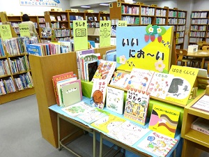 絵本や児童書がならぶこども室の画像