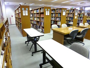 豊中市立岡町図書館の自習室