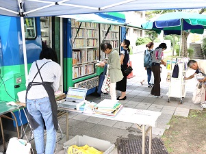 動く図書館のようす3