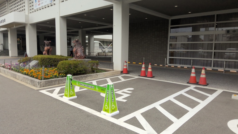 議会棟前駐車場