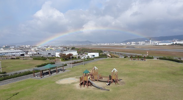 虹がかかったスカイランド芝生広場